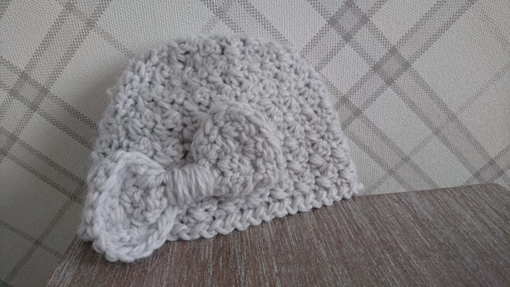 (Nederlands) Gratis haak patroon gehaakt baby mutsje ‘Saar’